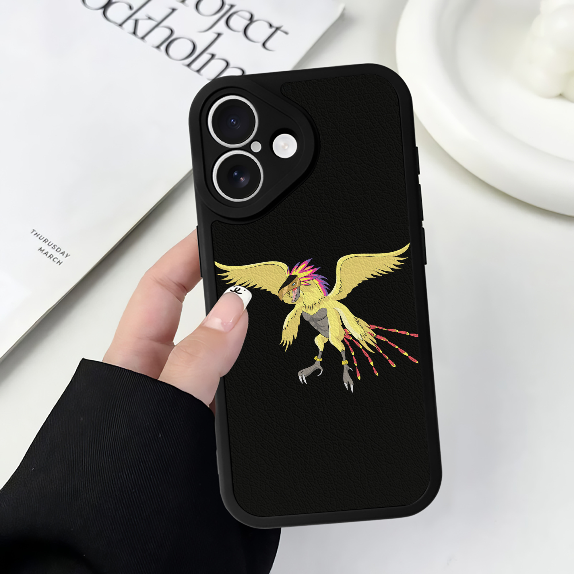 （画像用） Digimon デジタルモンスター/デジモン 【iPhone 16シリーズ対応】シリコンスマホケース（レザー調） 材質：シリコン